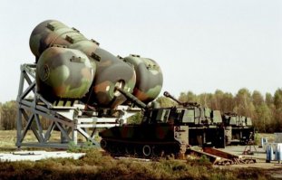 Похоже на огромный <span style='color:gray'>[мат]</span> в камуфляже, но это тоже глушитель.
Для гаубицы 155мм.