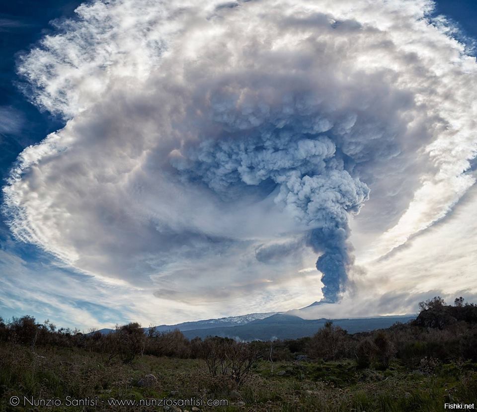 Вулкан Этна выбросил фонтан лавы на километровую высоту