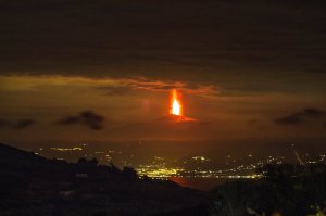 Вулкан Этна выбросил фонтан лавы на километровую высоту