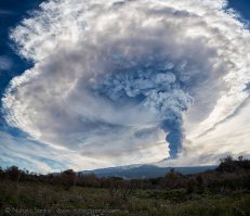 Вулкан Этна выбросил фонтан лавы на километровую высоту