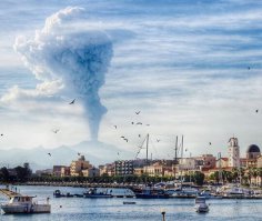 Вулкан Этна выбросил фонтан лавы на километровую высоту