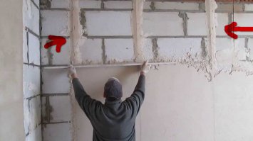 Да не надо на дюпеля сажать,зачем всё усложнять,накидай гипса почаще,и не будет прогибаться.