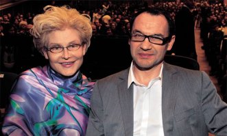 интересно, она ему обрезание дома сама сделала? а пукать за столом разрешает?