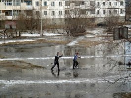 А уроки физ-ры при плюсовой температуре?
У нас в школе частенько практиковали забег по лужам...