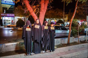 Два правых манекена как-то особенно грустные от такой ситуации происходящего вокруг...