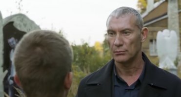 Похож немного на актера.