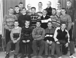 Я из Казани. Детство пришлось на конец 80-х. Видел все своими глазами. Прямо под окнами сборы. Постоянные облавы. Салагой наблюдал с балкона одну из самых кровавых разборок за рынок. На утро шел в школу по жиже, в перемешку с картоном и кровью по щиколотку. Если ты не в группировке, свобода передвижения резко ограничена своим двором. В моем классе были пацаны из разных группировок. Дружно жили. Я сам принципиально не "мотался", но парни всегда за меня впрягались и объясняли подходившим, что я с ними и "шакалить" меня не нужно. Я наблюдал, как они из "скорлупы" переходили в "суперов", а потом и в "молодых" и "стариков", и как они взрослели и становились резче и серьезнее Из 10 пацанов сейчас живы меньше половины. Остальных погубили в возрасте от 18-ти до 25-ти. Оставаться вне "группировки" было очень сложно. По сути было только два пути - или "во двор" или в ОКОД (дружинники малолетние). Этих не уважал никто. Если "окодовца" ловили одного, могли вместе <span style='color:gray'>[мат]</span>..ми  и обоссать за гаражами. Но надо отметить, что вне толпы большинство гопников были очень вменяемые ребята, и со многими со двора мы до сих пор общаемся, здороваемся, с кем то наши дети ходят в один класс, а с кем то мы до сих пор просто соседи. А такие слова,как "Аляска", "вольтовка", "пидорка", "прощайки", "широкие штаны", "петушок с помпоном и без помпона", "летник" и многие другие, вызывают у меня легкий приступ ностальгии))
