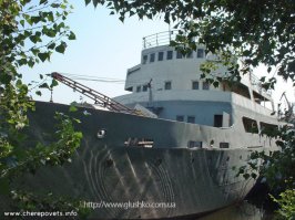 Корабль-кинозвезда ржавеет в порту Запорожья

Газета "Утро.ua"

Андрей ЛОБОДА, 30 ноября 2006, 17:52

Облезлая краска и ржавые трубы – так сегодня выглядит легендарный пассажирский теплоход "Пицунда", сменивший не одного владельца, а нынче – купленный запорожскими "металломагнатами". Кто знает как сложилась бы судьба корабля, если бы Станислав Говорухин и Борис Дуров не задействовали данный прогулочный лайнер, бороздящий воды Азовского и Черного морей, на съемках советского детектива "Пираты ХХ века". В фильме были соблюдены все каноны жанра – море, красивая природа, пираты, наркотики, любовь, карате, героизм советских моряков, гримасы капиталистического мира. Были команды хороших "наших" во главе с Петром Вельяминовым и Николаем Еременко, и плохих – "не наших", с латышскими актерами и Талгатом Нигматуллиным. Впрочем, о дальнейшем развитии сюжета рассказывать не стоит. Он известен практически всем. И не удивительно – в одном только 1980 г. в кинотеатрах СССР картину посмотрели около 87,6 млн зрителей.

Наряду с актерами известность приобрели и снятые в нем корабли. Ну как можно было забыть проход через Балаклавскую бухту красавца корабля пиратов – "Пицунду", для яркости образа переименованного в "Mercury". Построенный по заказу Советского союза в 1963 г. на верфях Болгарии, теплоход совершал круизные плавания в Крым. Не исключено что именно в одном из таких рейсов он и был замечен режиссерами одного из самых прибыльных проектов советского кинематографа.

Как известно, "ничейных" вещей, а тем более кораблей, не бывает. Для нынешних владельцев теплохода "игрушка" перестала быть актуальной и "корабль из фильма" режут на металл. Владельцы легендарного корабля хотят любым способом избавиться от груды ржавчины. По слухам, сейчас "Пицунда" даже переживает период мини-реконструкции – возможно, хозяева задумались над некоторыми предложениями от коллег-бизнесменов. Что же происходило с кораблем до сегодняшнего дня, и как он оказался в Запорожье?

После перестройки, когда практически весь транспортный флот был пущен под автоген, "Пицунде" казалось, повезло. Ее переправили в Энергодар, в качестве учебного судна для Клуба юных моряков. Откуда по прошествии нескольких лет из-за любви к отечественному кинематографу судно выкупил влиятельный запорожский бизнесмен, решивший попробовать заработать на былой славе "Пицунды". Из корабля можно было сделать плавающий ресторан или казино. Но все эти амбициозные планы так и остались планами. Сегодня "Пицунда" пришвартована в Кривой бухте, недалеко от Запорожского судоремонтного завода. Главный инженер предприятия сообщил, что судно находится в частной собственности. "А потому комментировать что-либо я не могу. Корабль стоит на частном причале, и мы к нему никакого отношения не имеем", – говорит инженер. При этом отмечает, что аналогов "Пицунде" нет и не было на территории бывшего СССР, только вот состояние у корабля плачевное.

Корабль много раз переходил из рук в руки – естественно, состояние его от такой частой смены хозяев не улучшалось. Последние владельцы ведут переговоры о том, чтобы "Пицунда" прекратила стоять мертвым грузом и, наконец, начала приносить деньги – "живая или мертвая". Некие бизнесмены хотели арендовать теплоход для международных круизов, а более меркантильные граждане предлагали, и до сих пор предлагают "распустить" легенду на металлолом. Поговаривали, что некие заезжие рестораторы сулили за аренду "Пицунды" хорошую сумму, чтобы переделать лайнер под ресторан на воде, который был бы назван в честь фильма – "Пираты ХХ века". Но видимо, что-то не сложилось, постольку ресторана нет, а ржавеющая "Пицунда" – есть.

Среди потенциальных покупателей теплохода "засветился" и губернатор Запорожской области Евгений Червоненко. Ведь Евгений Альфредович – известный почитатель не только быстрых автомобилей, но и дорогих яхт. В Крыму у главы Запорожского региона уже есть одно неплохое судно. А здесь – целый пассажирский теплоход. Еще и легендарный. Попытка подтвердить покупку "пиратского" судна губернатором Запорожской области у человека, который непосредственно занимается вопросом утилизации "Пицунды", не увенчалась успехом. "Я не хочу говорить об этом. Когда будет завершены все работы, можно будет о чем-то рассказывать. Сейчас же нам говорить не о чем".