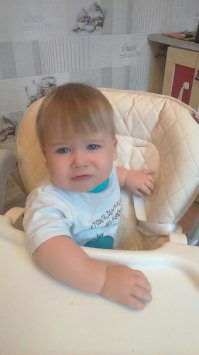 Это мой внук. На первом фото - внезапно кончилась сушечка, а вторую мама не даёт((( На втором - терпеть ребенок не может шапки, а тут мерить заставляют!