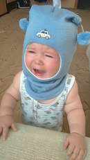 Это мой внук. На первом фото - внезапно кончилась сушечка, а вторую мама не даёт((( На втором - терпеть ребенок не может шапки, а тут мерить заставляют!