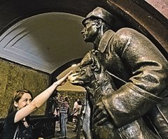 А это в Москве: станция метро "Площадь Революции":