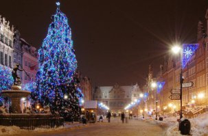 Калининградская ёлочка, "красота" какая - мэр подогнал, а другая недалеко от нас, в Гданьске, угадайте, какая ёлка где?