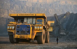 Вот самые большие
 
высота - 95 метров, длина – 215 метров (два футбольных поля в длину), вес – 45,5 тысяч тонн !

БелАЗ 75600 – один из самых больших и всем известный грузовик.

- Общая масса – 560 т.

- 320 т. – столько может перевезти за 1 раз этот «малышь»

- Длина грузовика – почти 15 метров.

- Движек его – 18-ти цилиндровый V-образный турбодизель фирмы Cummins QSK78-С с объемом 77,6 литров, номинальная мощность которого составляет 3546 л.с., а крутящий момент – 13771 Нм.

- Топливный бак – 4375 л.