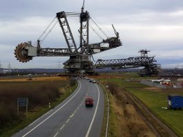 Вот самые большие
 
высота - 95 метров, длина – 215 метров (два футбольных поля в длину), вес – 45,5 тысяч тонн !

БелАЗ 75600 – один из самых больших и всем известный грузовик.

- Общая масса – 560 т.

- 320 т. – столько может перевезти за 1 раз этот «малышь»

- Длина грузовика – почти 15 метров.

- Движек его – 18-ти цилиндровый V-образный турбодизель фирмы Cummins QSK78-С с объемом 77,6 литров, номинальная мощность которого составляет 3546 л.с., а крутящий момент – 13771 Нм.

- Топливный бак – 4375 л.