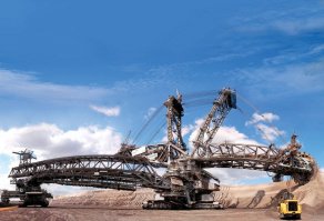 Вот самые большие
 
высота - 95 метров, длина – 215 метров (два футбольных поля в длину), вес – 45,5 тысяч тонн !

БелАЗ 75600 – один из самых больших и всем известный грузовик.

- Общая масса – 560 т.

- 320 т. – столько может перевезти за 1 раз этот «малышь»

- Длина грузовика – почти 15 метров.

- Движек его – 18-ти цилиндровый V-образный турбодизель фирмы Cummins QSK78-С с объемом 77,6 литров, номинальная мощность которого составляет 3546 л.с., а крутящий момент – 13771 Нм.

- Топливный бак – 4375 л.