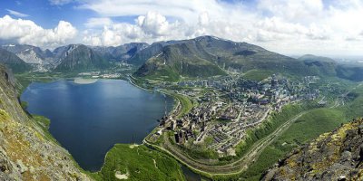 Ну и что Рейкьявик...
Ну дома, горы.

Набери Кировск Мурманской области.
То же самое, только деньги в стране остаются.
Или к нам в Мурманск езжай.

А то развели моду по за границам мечтать. 
На все готовое ехать. 

Там люди делали строили следили, а тут едет хер из-за бугра:" там круто, там мечта, туда хочу".

Где родился там и пригодился!!!
Сделай свой город мечтой