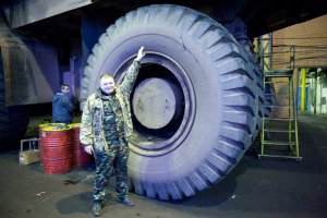 Говорят, когда ТАКОЕ колесо лопнуло в цеху, вылетели все стекла!