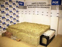 22 лярда? Вы серьёзно? В этой кучки лимонов 100 - 150 МАКСИМУМ. Даже, если предположить, что имелась ввиду вся наличность в особняке, то таких комнат около 150 должно быть. И это при условии, что купюры достоинством не менее сотки.