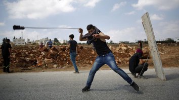 Можно только добавить, что одно из самых древних метательных орудий - праща, применяется до сих пор: