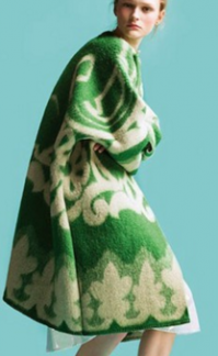 Тон и расцветка очень напоминают Советские одеяла из настоящей верблюжьей шерсти - эпохи дружбы с Ближним Востоком - строительства Асуанской ГЭС. У меня одно такое сохранилось - бело-зелёное(салатное). Действительно, настоящая верблюжатина. И именно такой расцветки. Даже рисунок похож.