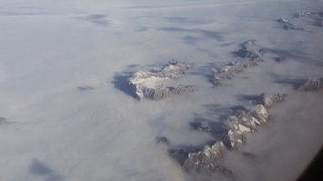 Летаю в среднем 20 раз в год (если учитывать перелёты с пересадками плюс обратно). Ничего страшного за всё время ещё не видел. Только интересные вещи.
Вот, например, ниже - швейцарские Альпы в облаках. С земли такого не увидеть!