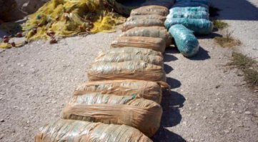 50 килограмм кокаина в 18 мешках было выброшено морем на пляж в Греции. 
Кажется, у Посейдона намечалась неплохая вечеринка...