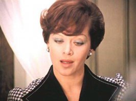 Далеко не красавица, но какая же обаятельная, интеллигентная и безусловно талантливая! Играет в кино и на сцене всегда честно и красиво. Дорогая "Прокофья Людмиловна", здоровья Вам на долгие годы!