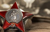 Нет слов... суки!
И эти твари будут меня учить человечности?!Ублюдки!
В Литве на 7 лет осужден 98-летний участник Великой Отечественной войны



В Вильнюсе смакуют очередное развлечение, которое власти устроили для местных русофобов. Апелляционный суд Литвы (АСЛ) признал виновным в ссылках бывшего следователя советского Министерства государственной безопасности (МГБ) Александра Кардановского.
Проживающий в Вильнюсе 98-летний гражданин России 4 декабря был приговорен к семи годам лишения свободы, однако его освободили от исполнения наказания из-за болезни. Впрочем, это не означает, что Александр Кардановский отделается малой кровью.

В решении суда содержится требование возместить неимущественный ущерб шести пострадавшим лицам. Ветерану предстоит выплатить в общей сложности € 69 тыс. — трем пострадавшим он должен будет перевести по €15 тыс., остальным — по €10 тыс., €8 тыс. и €6 тыс.

Между тем, еще в мае 2013 года Александр Кардановский «в связи с отсутствием доказательств участия в преступной деятельности» был оправдан в Каунасском окружном суде.

В марте 2013 года участник Великой Отечественной войны, прошедший до Берлина, орденоносец, произнес свое последнее слово, которое могло разжалобить разве что не камень: «Что я чувствую, будучи подсудимым в 96 лет, участником Великой Отечественной войны, прошедшим ее от первого до последнего дня, участником битвы за взятие Берлина, награжденного орденами, 26 медалями, 2 грамотами Президиума Верховного Совета Литовской ССР, всю свою жизнь добросовестно и честно служившим своей Родине? Ничего, кроме возмущения и оскорбления. Я родился и вырос в советский период, являюсь, так сказать, продуктом своего времени, со своими взглядами и убеждениями, с которыми можно не соглашаться, но ещё раз твердо заявляю, что никаких преступлений за свою долгую жизнь не совершал».

Случай с Александром Кардановским — не единственный. Каунасский окружной суд в ноябре 2012 года признал виновным в ссылке гражданских лиц проживающего в Вильнюсе гражданина России Михаила Табакаева. Суд наказал больного 89-летнего бывшего сотрудника советской безопасности лишением свободы на два года, обязав его с 23 до 5 часов находиться дома в Вильнюсе, а не в больнице.