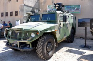 Он, может и шикарен... но это ИТАЛЬЯНСКИЙ автомобиль. это то, что нам наш Сердюков пытался подсунуть, чтоб бабло за кордоном отмывать....
уж лучше б тогда Тигр сюда поместили. хоть честно российский экземпляр