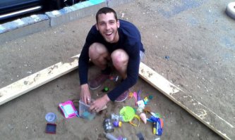 Весёлый парень и не парится. Захотел детство вспомнить - пошёл в песочницу. Да и вообще, может у него дитё за кадром осталось.