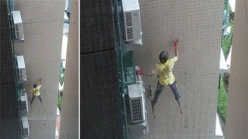 я сначала подумал что он на лыжах лезет по стене