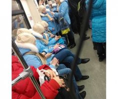 женщина в красном явно против системы (PS я уже иолчу о "бэтмэне" в чёрном плаще на заднем фоне)