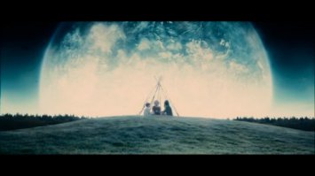 Фильм Ларса фон Триера "Меланхолия". Очень страшный.
о приближении к Земле огромной страшной планеты с последующим столкновением.