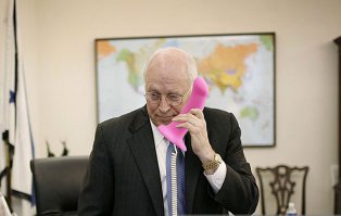 Американец заменяет оружие на фотографиях республиканских политиков на фаллосы

похоже что он не только оружие заменяет , а всё подряд ....