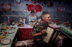 был на фишках пост, одно фото из него действительно меня чем-то тронуло, даже сохранил его.
вот оно.