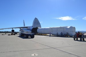 Ан-124 разгружает насавскую ракету-носитель Атлас-5