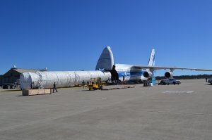 Ан-124 разгружает насавскую ракету-носитель Атлас-5