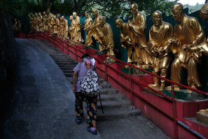Это лесенка к храму 10000 Будд, а он не имеет отношения к кулумбарию, вход в кулумбарий рядом и в него более удобный вход с эскалаторами и лифтами.
-
в Китае запрещены просты захоронения, только кримация