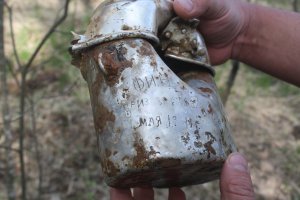 Пару лет назад обнаружен во время проведения поисковых работ, вот не свезло бойцу. Даже месяца без войны (Великой Отечественной) не прожил. Место обнаружения Новгородская область (ранее была в составе Ленинградской обл.). Местность именуется "Рамушевский коридор". Можете в сети посмотреть... Я лично лет 20 назад с местными жительницами, которые там жили беседовал... Те бабушки, кто в войну девчонками были... рассказывали, что творилось. "гансы" специально шильдики для своих выживших наштамповали, "Холм" и "Демянск". Сами наци-солдаты называли эти железки "мороженное мясо". А наши сами считали себя болотными солдатами, и ни каких шильдиков...