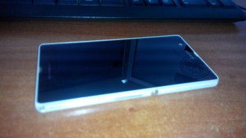 Вот моя "Сонька"! В эксплуатации уже лет пять. Ни разу не подводила! Пашет и в жару и в лютый мороз. И под водой много классных снимков делал во время дайвинга. Односимчатый, сам себя обновляет, сам очищает ненужный кэш! Есть режим 4G модема, чем и пользуюсь регулярно когда не дома. Вообщем я "сонькой" доволен! Потому и жинке прикупил, только поновей Sony Хperia Z3 в прошлом году. Удачи...