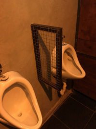 Чтоб соседа не забрызгать.