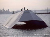 Стелс-самолёты F117 и B-2 уже признали малоэффективными. Морскую стелс чудо-баржу сняли в одном из фильмов бондианы и без лишнего шума продали арабам. Но есть ещё не освоенные средства в американском военном бюджете, есть ещё, что растратить. Фото чудо-баржи, кто фильм не смотрел, (взял здесь :