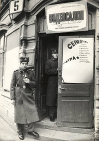 Да помню первый просмотр как раз в начале 90-х в видео-салоне за 1 советский рубь!!! Незабываемые воспоминания!!!