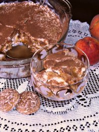 Поделюсь еще одним видом десерта - из пряников, тоже без выпечки) хотите побаловать семью нежным десертом в стиле тирамису? приготовить его легко,используя при этом привычные и доступные продукты!вкус этого десерта порадует и детей и взрослых!))
*сырковая масса с ванилином-1 пачка,240 гр,
*йогурт по-домашнему,без наполнителя,с сахаром-300 гр,
*персики свежие-3 штуки.небольшого размера,
*пряники "малютка"-150-200 гр.
*какао для посыпки.
для этого десерта лучше брать пряники небольшого размера,с ними проще работать,легче уложить в форму.
*пряники разрезать вдоль,на две части.
*персики вымыть,удалить кожицу и нарезать небольшими дольками.
*йогурт и сырковую массу взбить миксером,в однородную,пышную массу-крем.
*в форму выложить небольшой слой крема,
*затем выложить слой пряничных половинок.
*сверху пряников выложить дольки персика,
*выложить слой крема,
*еще один слой пряничных половинок,
* закончить слоем крема.
форму с десертом затянуть пищевой пленкой и оставить на ночь в холодильнике,для пропитки.
готовый десерт разложить к креманки,посыпать какао и подавать.