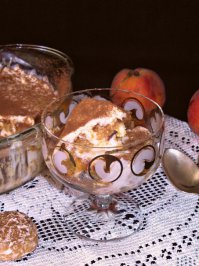 Поделюсь еще одним видом десерта - из пряников, тоже без выпечки) хотите побаловать семью нежным десертом в стиле тирамису? приготовить его легко,используя при этом привычные и доступные продукты!вкус этого десерта порадует и детей и взрослых!))
*сырковая масса с ванилином-1 пачка,240 гр,
*йогурт по-домашнему,без наполнителя,с сахаром-300 гр,
*персики свежие-3 штуки.небольшого размера,
*пряники "малютка"-150-200 гр.
*какао для посыпки.
для этого десерта лучше брать пряники небольшого размера,с ними проще работать,легче уложить в форму.
*пряники разрезать вдоль,на две части.
*персики вымыть,удалить кожицу и нарезать небольшими дольками.
*йогурт и сырковую массу взбить миксером,в однородную,пышную массу-крем.
*в форму выложить небольшой слой крема,
*затем выложить слой пряничных половинок.
*сверху пряников выложить дольки персика,
*выложить слой крема,
*еще один слой пряничных половинок,
* закончить слоем крема.
форму с десертом затянуть пищевой пленкой и оставить на ночь в холодильнике,для пропитки.
готовый десерт разложить к креманки,посыпать какао и подавать.