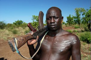 "В Кении в племени Акамба в знак глубокого уважения люди плюют друг на друга." /с/
Встретишь вот такого, плюнешь, а он - не из племени Акамба...