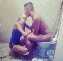Пожалуй самая омерзительная фотка во Вселенной: белая девушка целует нигера на толчке...