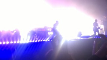 прикольное видео! особенно конец) старички еще кстати могут! недавний концерт был крут!