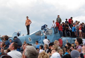 В прошлом году нашему УУАЗ было 75 лет. На празднике было примерно 50000 человек. Выступала пилотажная группа "Стрижи".