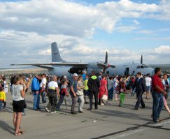 В прошлом году нашему УУАЗ было 75 лет. На празднике было примерно 50000 человек. Выступала пилотажная группа "Стрижи".